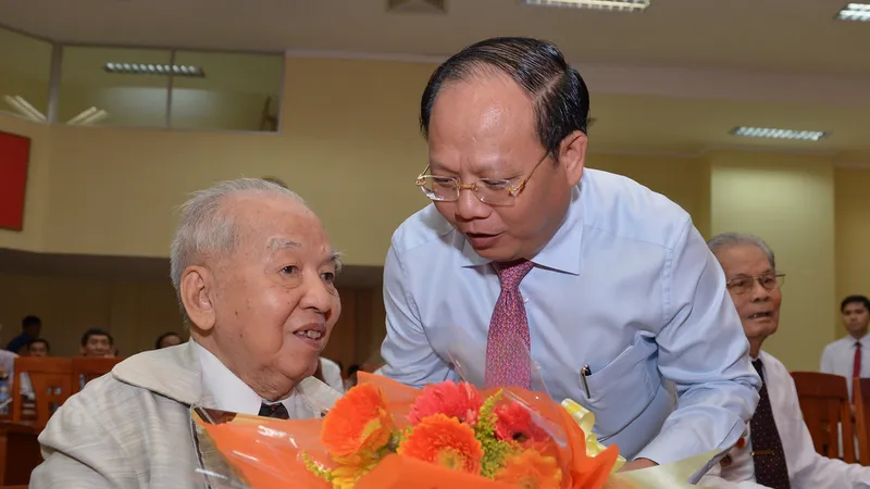  Đồng chí Tất Thành Cang trao Huy hiệu 70 năm tuổi Đảng cho đảnh viên cao tuổi Đảng