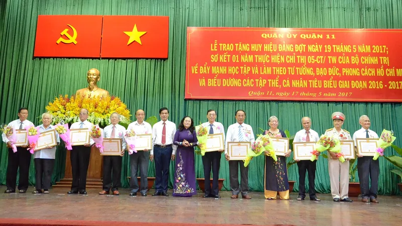 Quận 11 trao Huy hiệu Đảng đợt 19-5-2017