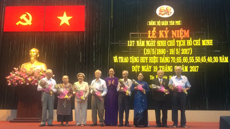 Quận Tân Phú trao Huy hiệu cho đảng viên cao tuổi Đảng