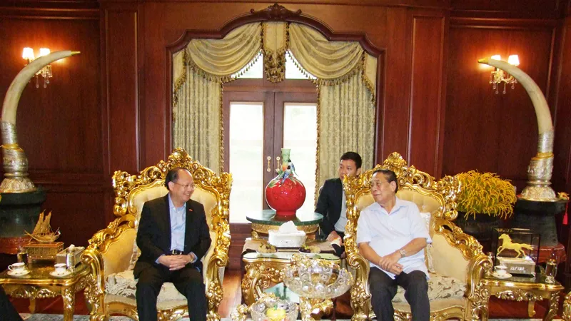 Đồng chí Tất Thành Cang thăm hỏi sức khỏe đồng chí Choummaly Sayason