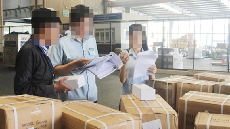 Cán bộ hải quan kiểm tra hàng hóa tại cảng trên địa bàn TPHCM. Ảnh minh họa