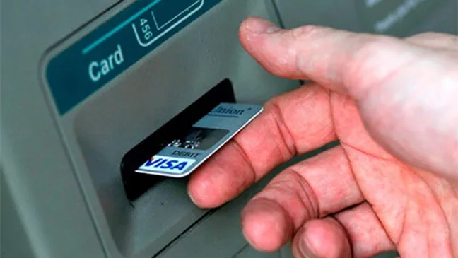 Dùng hộ chiếu giả mở tài khoản rút tiền trái pháp luật