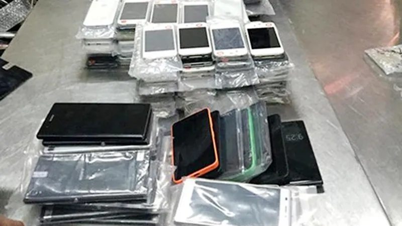 Một lô hàng ĐTDĐ iPhone buôn lậu bị lực lượng chức năng thu giữ. Ảnh minh họa