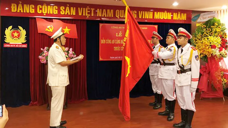 Trung tá Nguyễn Văn Út, Trưởng Đồn công an Cảng hàng không quốc tế Tân Sơn Nhất thay mặt CB-CS của đơn vị tuyên thệ. Ảnh: ÁI CHÂN