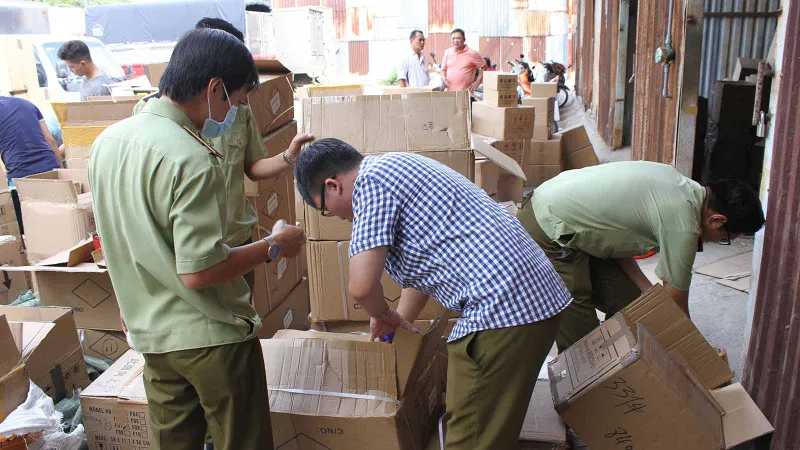 Phát hiện kho nước hoa, mỹ phẩm giả 