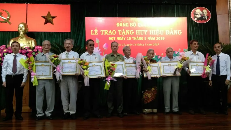 Trao Huy hiệu Đảng đợt 19-5-2019