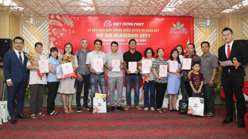 Việt Hưng Phát trao hàng trăm sổ hồng Dự án Diamond City