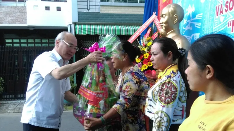 Đồng chí Phan Nguyễn Như Khuê, Trưởng Ban Tuyên giáo Thành ủy TPHCM, tặng quà các hộ dân có hoàn cảnh khó khăn của khu phố 5 phường Tân Sơn Nhì. Ảnh: ÁI CHÂN