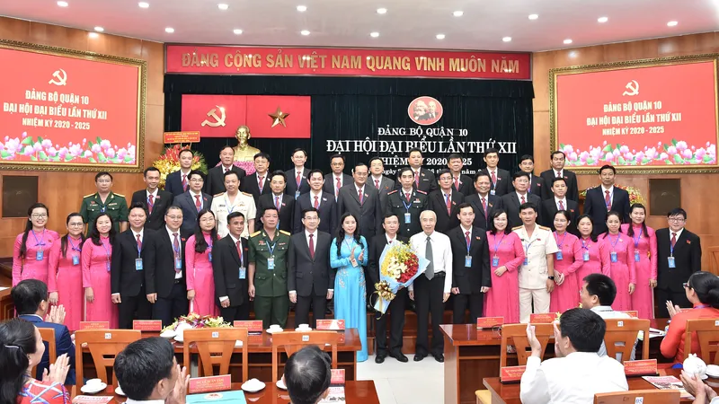 Đồng chí Dương Ngọc Hải, Chủ nhiệm Ủy ban Kiểm tra Thành ủy TPHCM tặng hoa chúc mừng BCH Đại hội Đảng bộ quận 10. Ảnh: VIỆT DŨNG