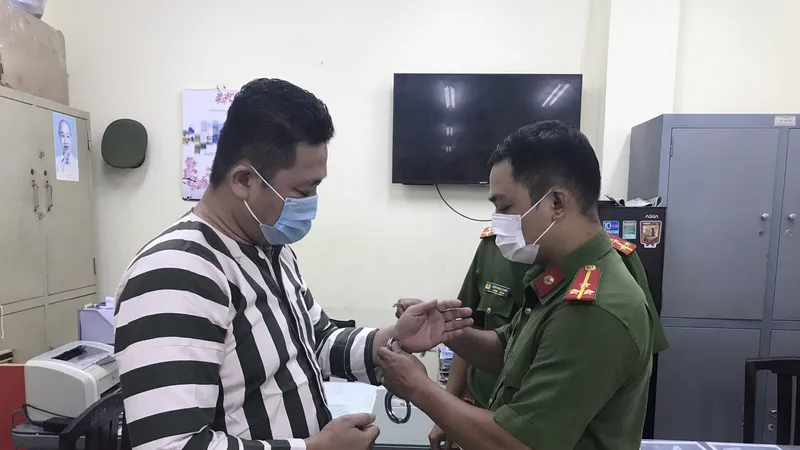 Bị can Ngô Minh Danh, đối tượng chủ mưu sản xuất, buôn bán găng tay y tế giả