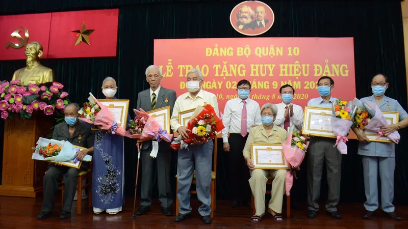 Quận 10 trao Huy hiệu Đảng đợt 2-9-2020