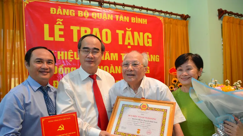 Bí thư Thành ủy TPHCM Nguyễn Thiện Nhân trao Huy hiệu 75 năm tuổi Đảng cho đồng chí Hoàng Dũng. Ảnh: VIỆT DŨNG