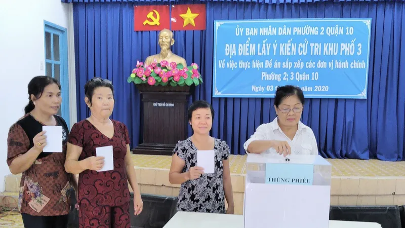 Cử tri bỏ phiếu cho ý kiến về sáp nhập đơn vị hành chính tại TPHCM