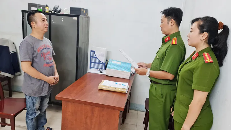 Khởi tố đối tượng tàng trữ hơn 15.000 bao thuốc lá nhập lậu