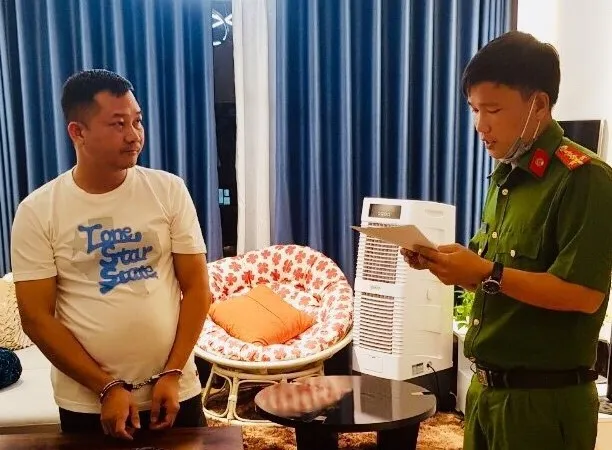 Bị can Trịnh Quốc Hưng nghe tống đạt Quyết định khởi tố, Lệnh bắt tạm giam