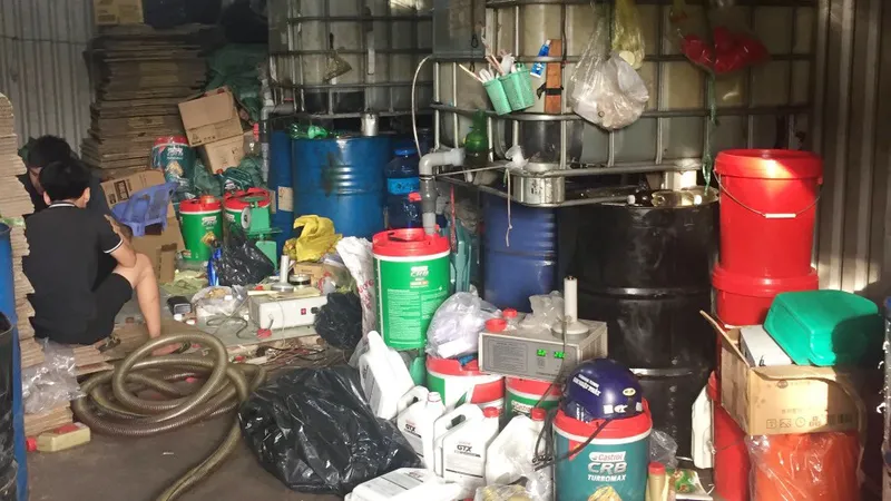Bắt 3 đối tượng sản xuất, buôn bán nhớt giả