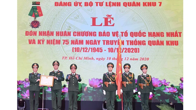 Quân khu 7 đón nhận Huân chương bảo vệ Tổ quốc hạng Nhất. Ảnh: VIỆT DŨNG
