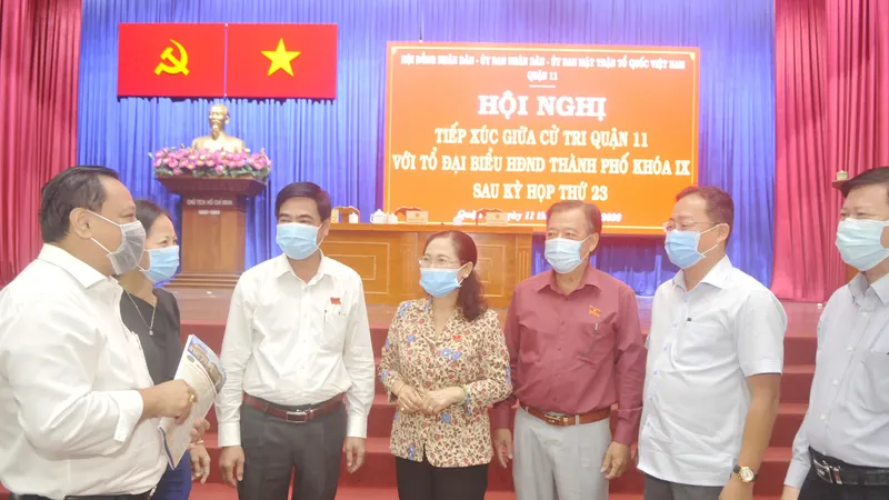 Chủ tịch HĐND TPHCM Nguyễn Thị Lệ trao đổi với các đại biểu dự hội nghị tiếp xúc cử tri quận 11. Ảnh: CAO THĂNG