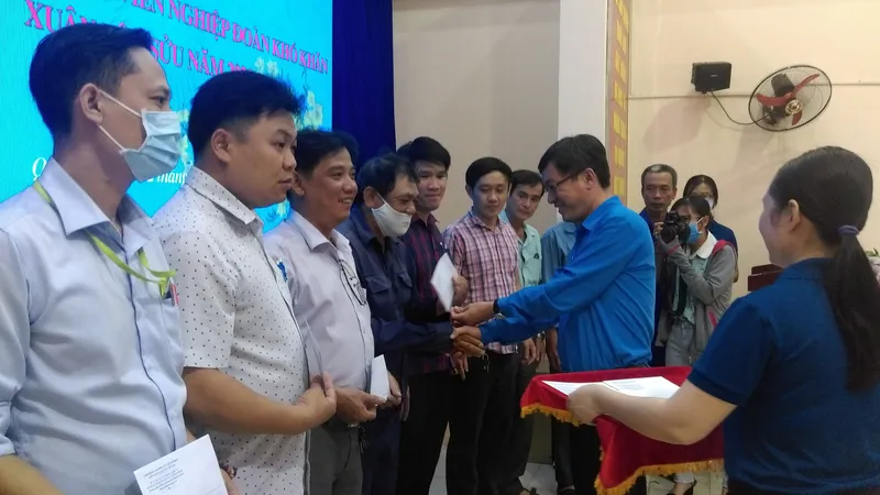 Tặng quà đoàn viên nghiệp đoàn khó khăn