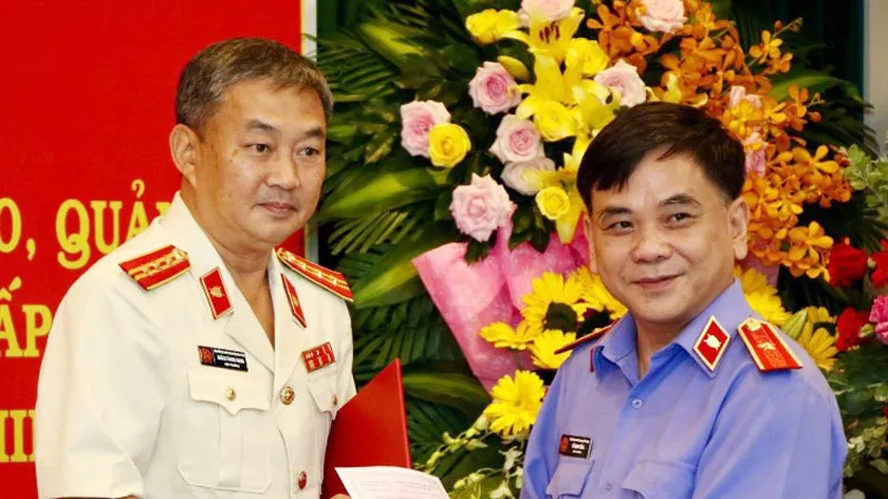 Viện trưởng Viện KSND TPHCM Đỗ Mạnh Bổng trao Quyết định bổ nhiệm ông Quách Thanh Giang (trái) giữ chức vụ Viện trưởng Viện KSND TP Thủ Đức