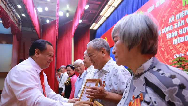 Quận 11 trao Huy hiệu Đảng đợt 3-2-2021