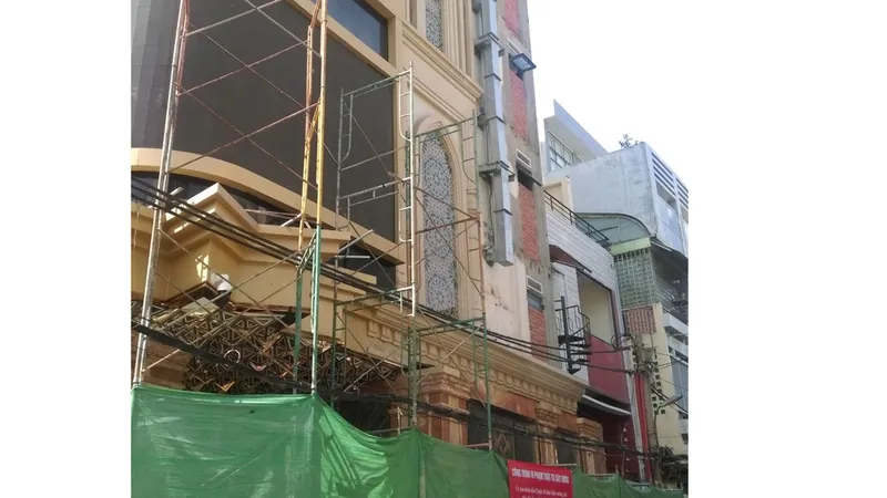Quận 10 cưỡng chế tháo dỡ một công trình xây dựng sai phép