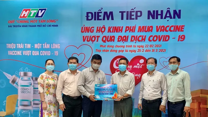 Trao tiền ủng hộ kinh phí mua vaccine Covid-19