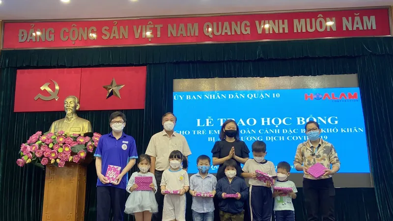 Trao học bổng trị giá 6 tỷ đồng cho trẻ mồ côi vì Covid-19