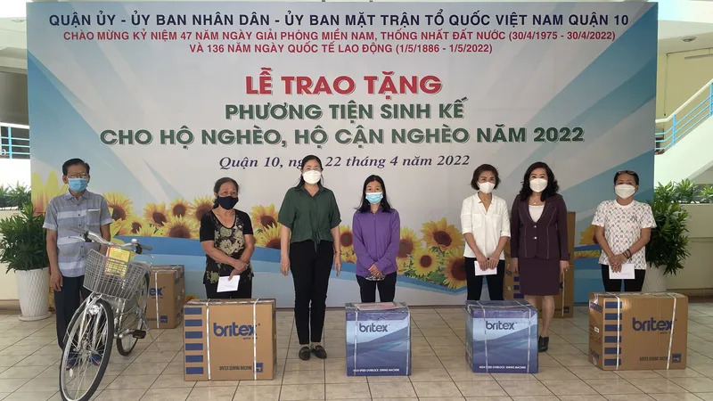 Trao phương tiện sinh kế cho hộ nghèo, cận nghèo