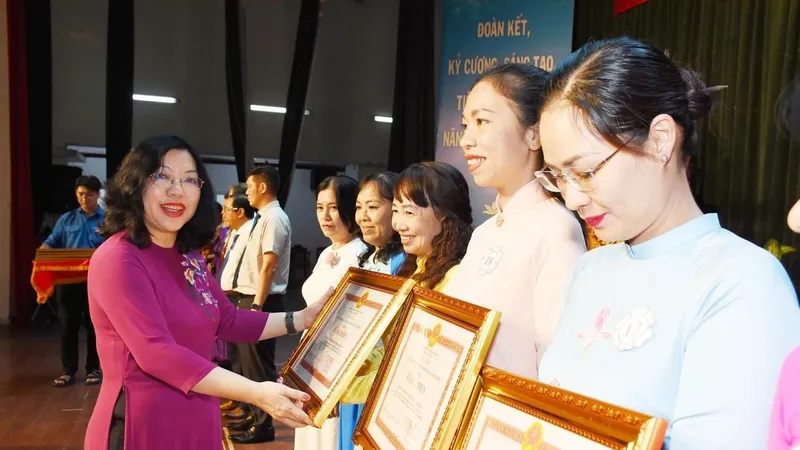 Quận 10 tuyên dương các tập thể, cá nhân xuất sắc trong sự nghiệp giáo dục