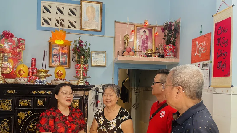 Bà Châu Thị Cẩm Vân (thứ 2 từ trái sang, người cao tuổi neo đơn) bày tỏ niềm vui khi được chăm lo ngày tết