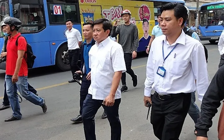 Ông Nguyễn Chí Việt (phải), Phó Chủ tịch UBND phường Nguyễn Thái Bình trong một đợt tham gia xử lý lấn chiếm vỉa hè, lòng đường cùng Phó Chủ tịch UBND quận 1 Đoàn Ngọc Hải