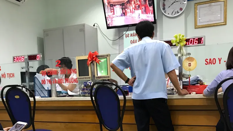 Phường Nguyễn Thái Bình đang giải quyết thủ tục cho người dân vào chiều 2-8