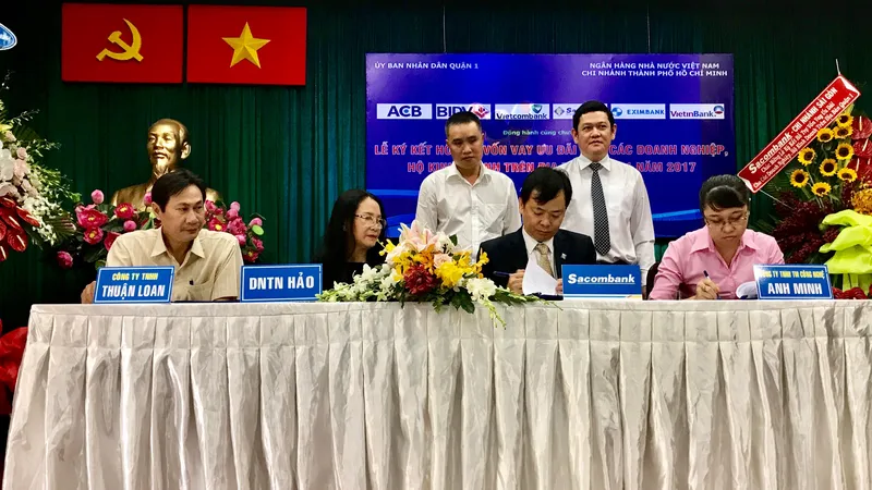 Các doanh nghiệp và ngân hàng ký kết hợp đồng tín dụng