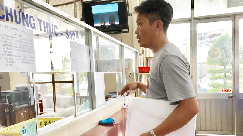 Một người dân đến UBND phường Phước Long A (quận 9) hỏi thăm thủ tục đăng ký cấp GCN nhà đất lần đầu