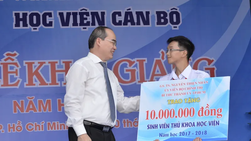 Bí thư Thành ủy TPHCM Nguyễn Thiện Nhân trao học bổng cho thủ khoa của Học viện Cán bộ TPHCM. Ảnh VIỆT DŨNG