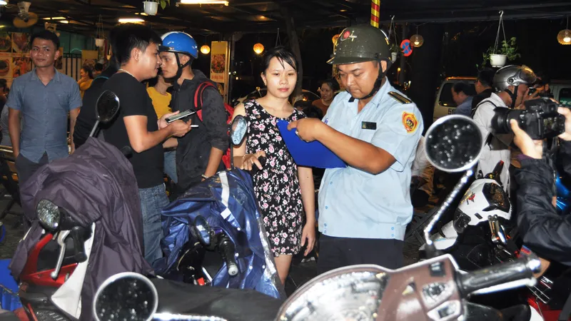 Đoàn liên ngành của quận 1 trong một lần xử lý lấn chiếm vỉa hè trên địa bàn. Ảnh: KIỀU PHONG