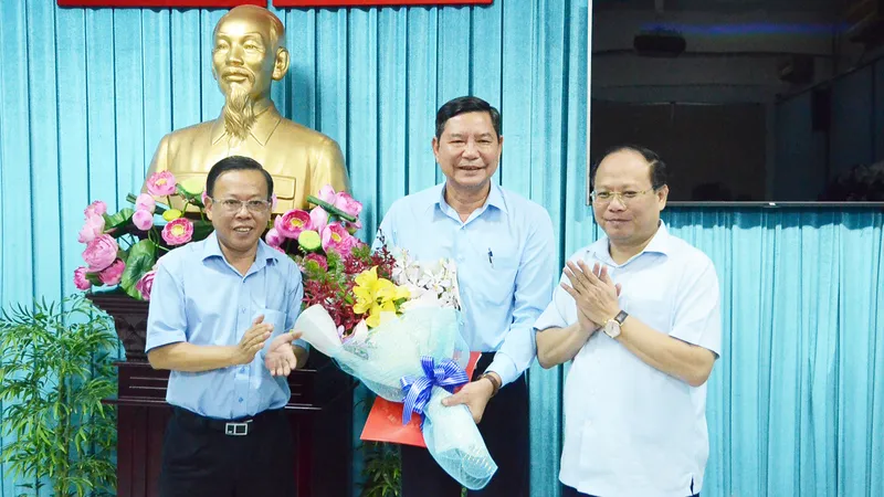 Đồng chí Tất Thành Cang (bìa phải) và đồng chí Trần Văn Ước (giữa) tại buổi trao quyết định. Ảnh: KIỀU PHONG