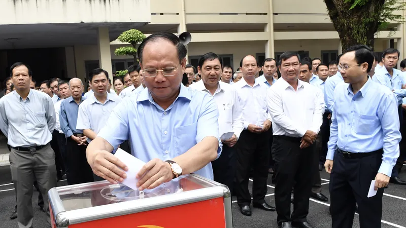  Phó Bí thư Thường trực Thành ủy TPHCM Tất Thành Cang tham gia ủng hộ đồng bào Miền Trung bị bão lũ. Ảnh:Việt Dũng