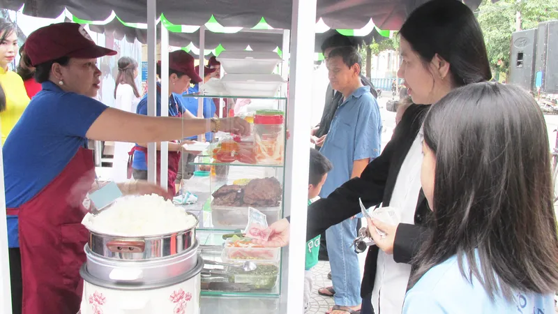 Phố hàng rong đầu tiên của quận 1 ở đường Nguyễn Văn Chiêm được tổ chức khang trang, sạch đẹp. Ảnh: KIỀU PHONG