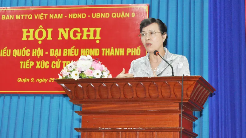 Đồng chí Nguyễn Thị Quyết Tâm, Chủ tịch HĐND TPHCM trả lời ý kiến cử tri. Ảnh: KIỀU PHONG