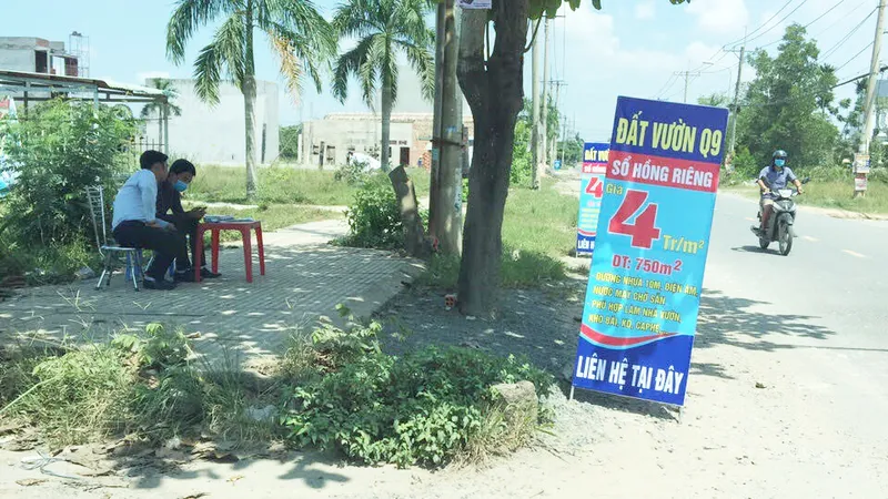 Nhiều người mua đất ở khu quy hoạch hoặc đất nông nghiêp nhưng không sang tên được nên nhờ Thừa phát lại lập vi bằng và rắc rối từ đây phát sinh (ảnh minh họa). Ảnh: Kiều Phong