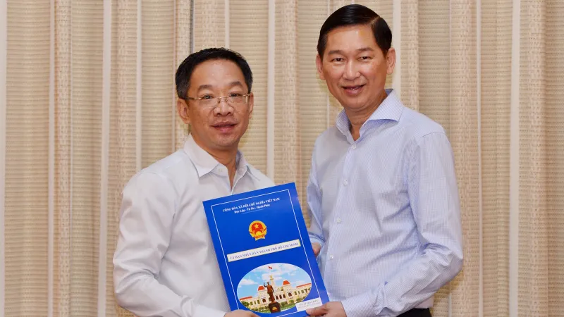 TPHCM trao quyết định nhân sự 7 đơn vị