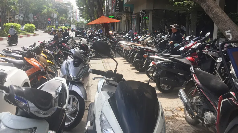 Ngưng hoạt động tất cả bãi giữ xe trên vỉa hè TPHCM