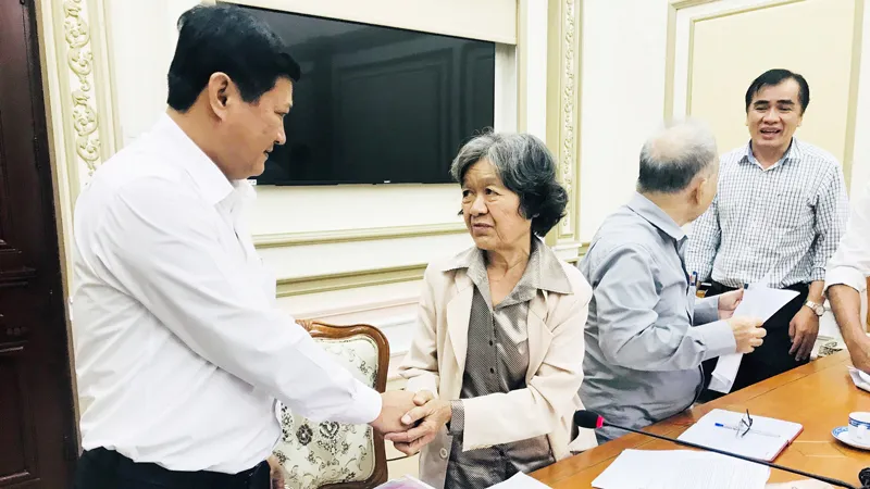 Phó Chủ tịch UBND TPHCM Huỳnh Cách Mạng (trái) đang trao đổi với người nhà của ông Nguyễn Anh Hoàng. Ảnh: KIỀU PHONG