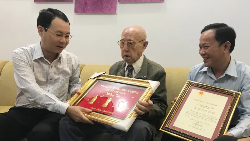 Lãnh đạo Thành ủy TPHCM trao Thiếp mừng thọ 100 tuổi của Chủ tịch nước cho người cao tuổi