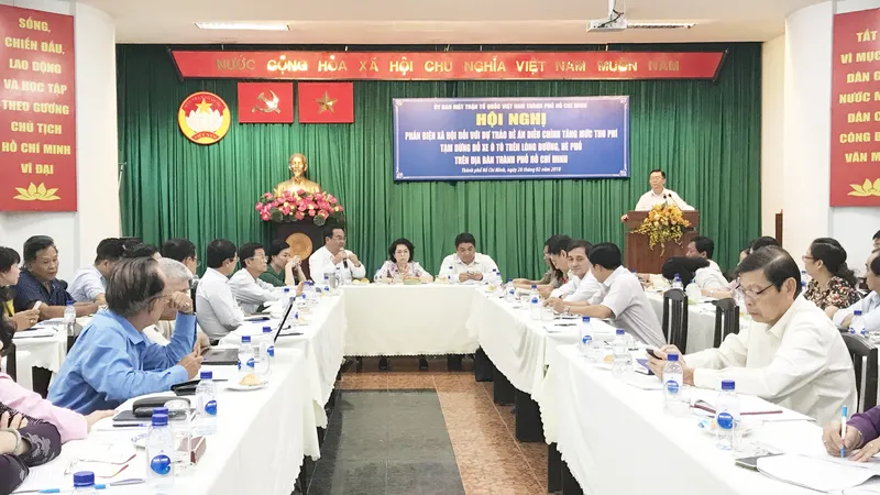 Quang cảnh hội nghị phản biện đề xuất tăng phí tạm dừng đỗ ô tô dưới lòng đường. Ảnh: KIỀU PHONG