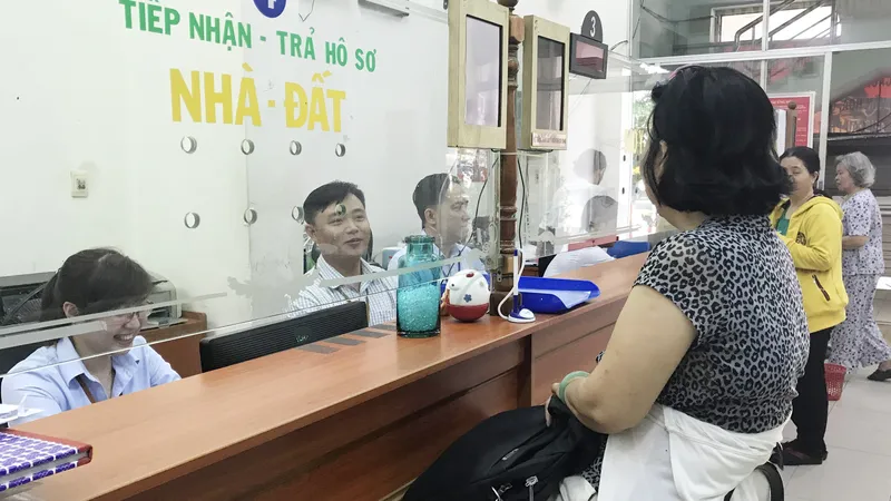 Cán bộ, công chức, viên chức được đánh giá hoàn thành tốt nhiệm vụ trở lên mới được tăng thu nhập. Trong ảnh: Công chức phường Phạm Ngũ Lão (quận 1) đang tiếp dân. Ảnh: KIỀU PHONG