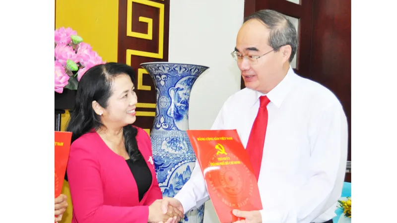 Đồng chí Nguyễn Thiện Nhân trao quyết định điều động, chỉ định đồng chí Trần Kim Yến giữ chức Bí thư Quận ủy quận 1 nhiệm kỳ 2015-2020. Ảnh: KIỀU PHONG