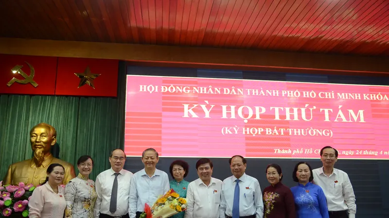 Lãnh đạo TPHCM chụp ảnh lưu niệm với đồng chí Lê Văn Khoa. Ảnh: KIỀU PHONG